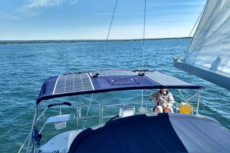 High-efficiency PERC flexible solar panel installed on a curved yacht deck for marine off-grid power.